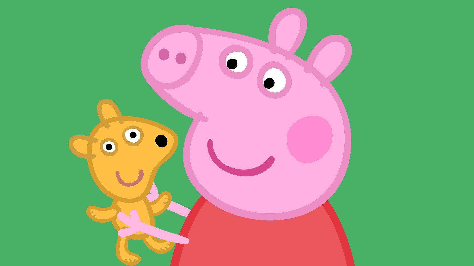 Peppa Pig 拿著她的黃色泰迪熊，露出愉快的笑容。