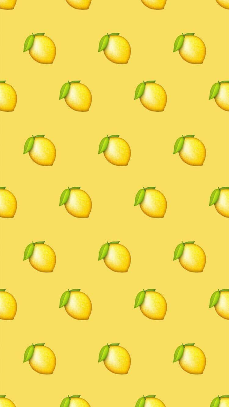 可愛的淡黃色芒果圖案 壁紙 — 鮮黃色的檸檬和綠葉在陽光黃色背景上以歡快的網格重複。