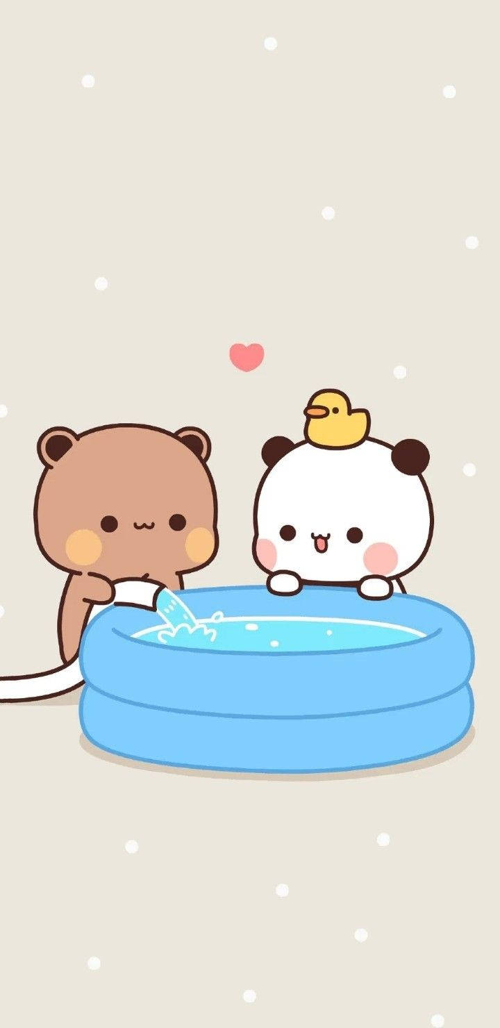 兩隻卡通動物在藍色充氣泳池中與黃色鴨子玩耍。