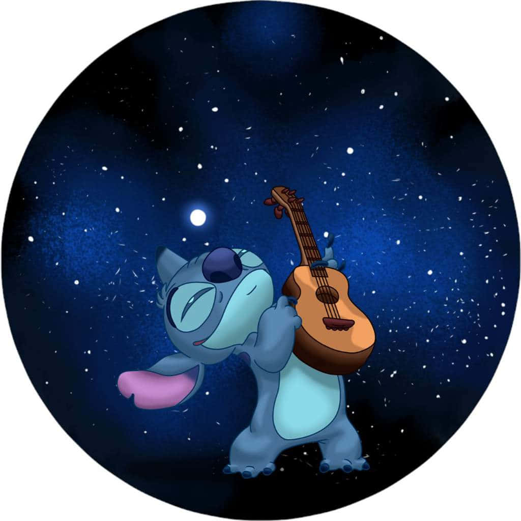 可愛的縫縫個人頭像 壁紙 — 史迪奇在繁星點點的夜空下愉快地彈結他，身後有一輪發光的月亮。