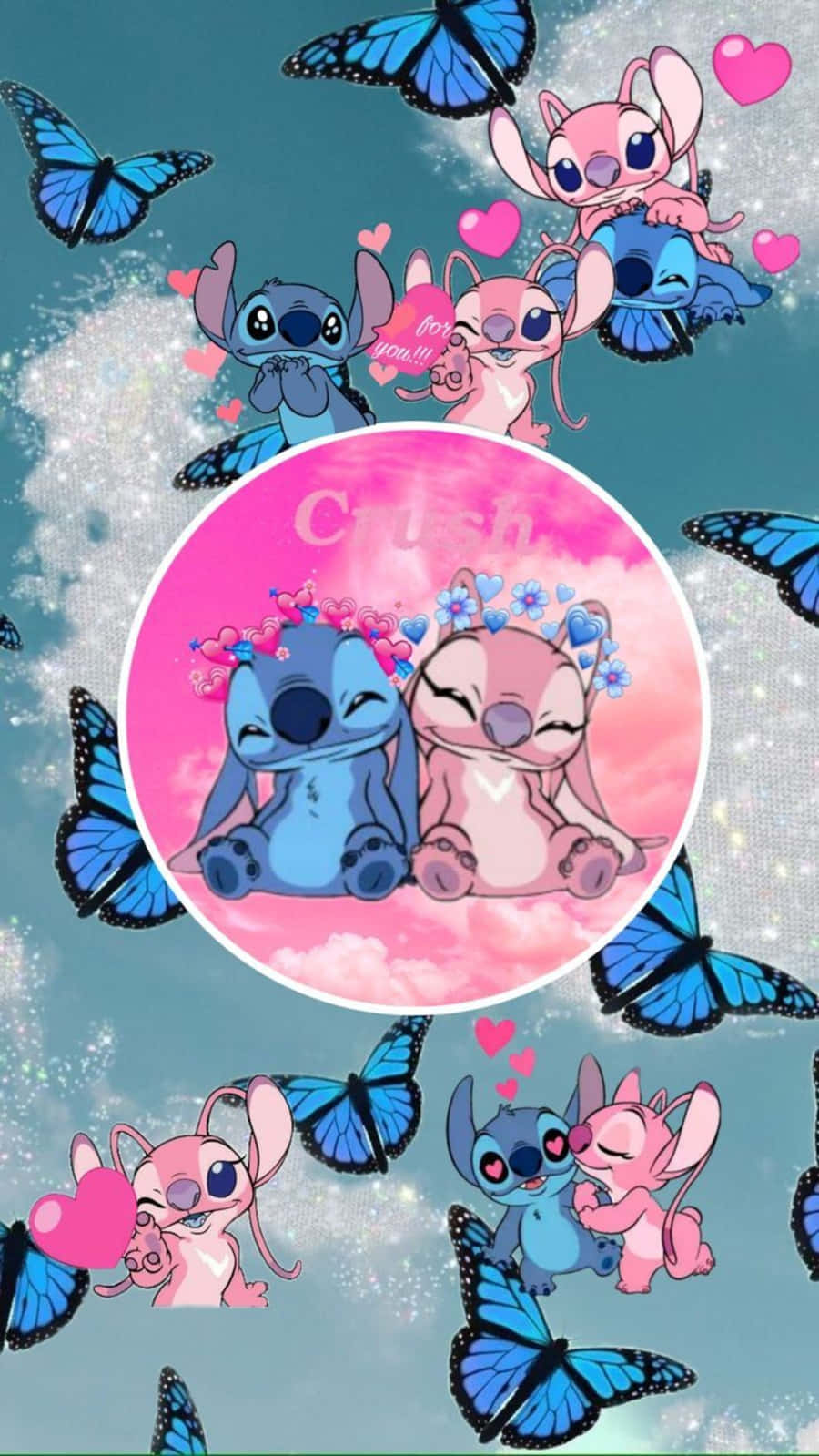Love Stitch And Angel 桌布 壁紙 — 可愛的藍色和粉紅色史迪仔角色在粉紅色圓圈中依偎，周圍環繞著藍色蝴蝶和心形，背景是閃閃發光的青綠色。