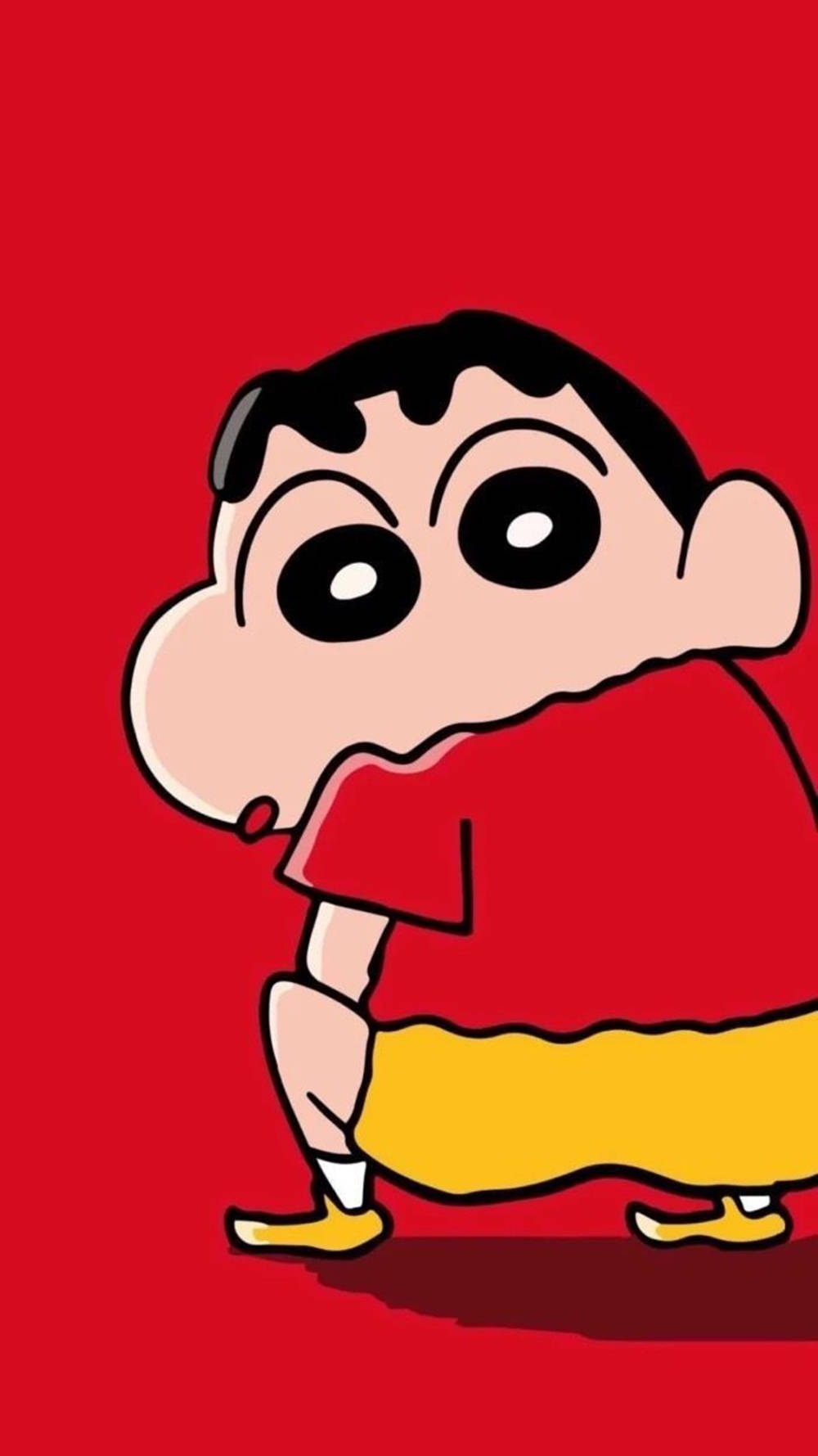 可愛的蠟筆小新 iPhone 壁紙 — 一個卡通男孩，大眼睛，穿著紅色襯衫，站在純紅色背景前。