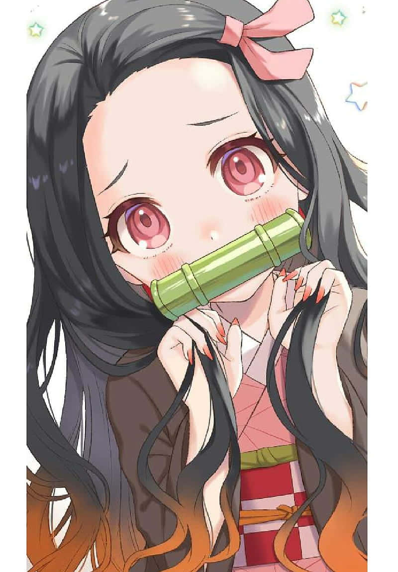 可愛的鬼滅之刃角色禰豆子近照 壁紙 — 一個可愛的動漫女孩，長著深色長髮和粉紅色眼睛，害羞地將綠色竹笛放在唇邊。