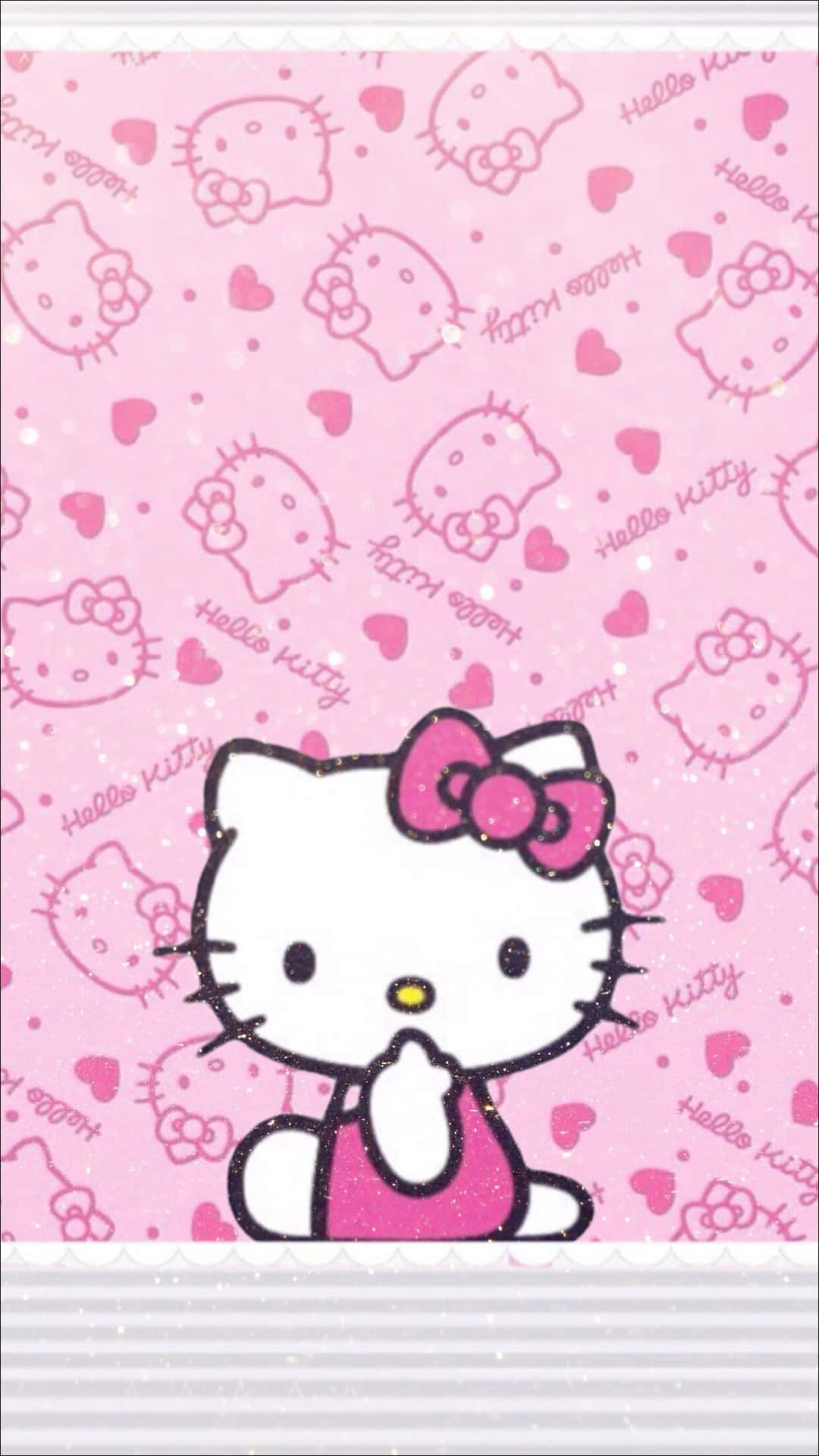 可愛粉紅Hello Kitty圖案 壁紙 — Hello Kitty 身穿粉紅色連衣裙，戴著閃亮蝴蝶結，坐在粉紅色背景中央，背景上有心形圖案和她的名字。