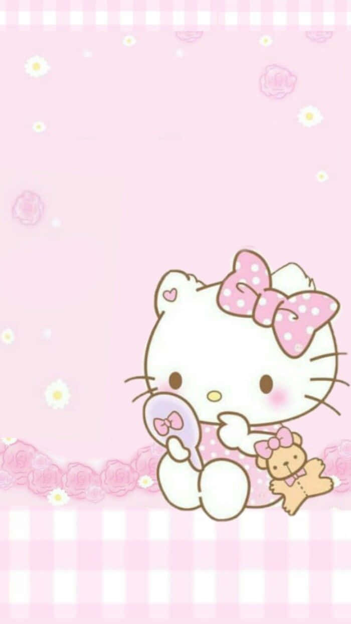 可愛粉紅Hello Kitty與鏡子和小熊 壁紙 — 一隻可愛的白色卡通貓咪，戴著粉紅色圓點蝴蝶結，在帶有花卉圖案的柔和粉紅色背景上拿著鏡子和泰迪熊。