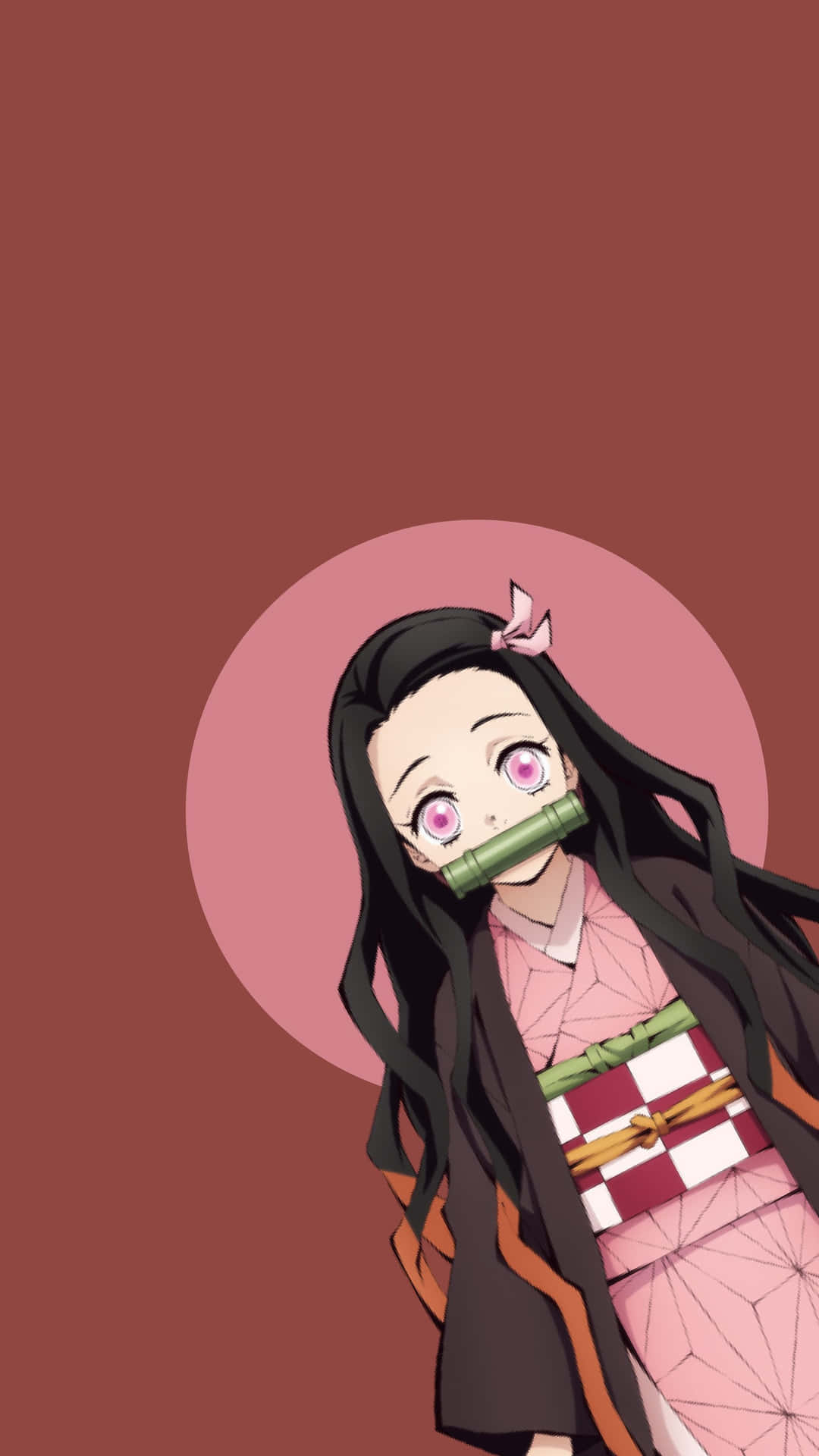 可愛粉紅色 神樂 4K 壁紙 — 長黑髮粉紅眼動漫少女，戴竹製口塞，穿傳統和服，背景為純紅色。
