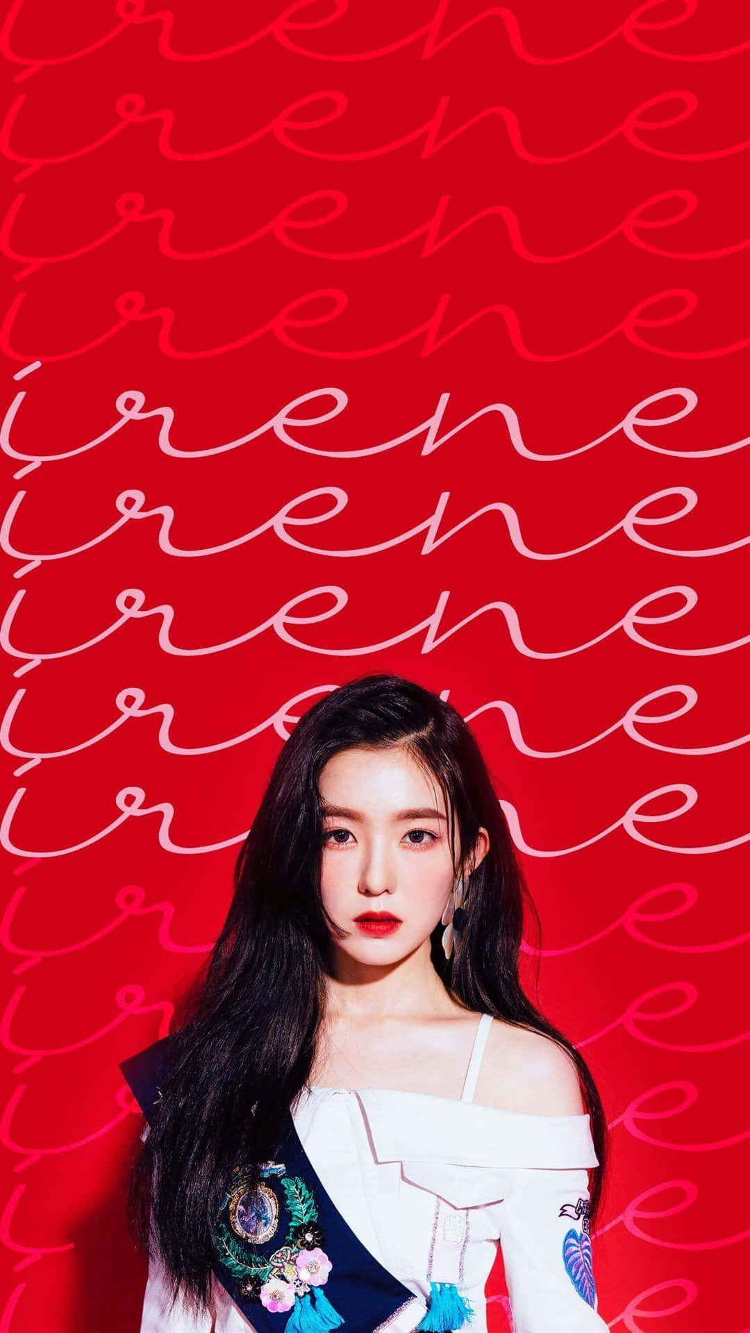 時尚裝扮的女性，背景為紅色，帶有重複的 'irene' 文字。