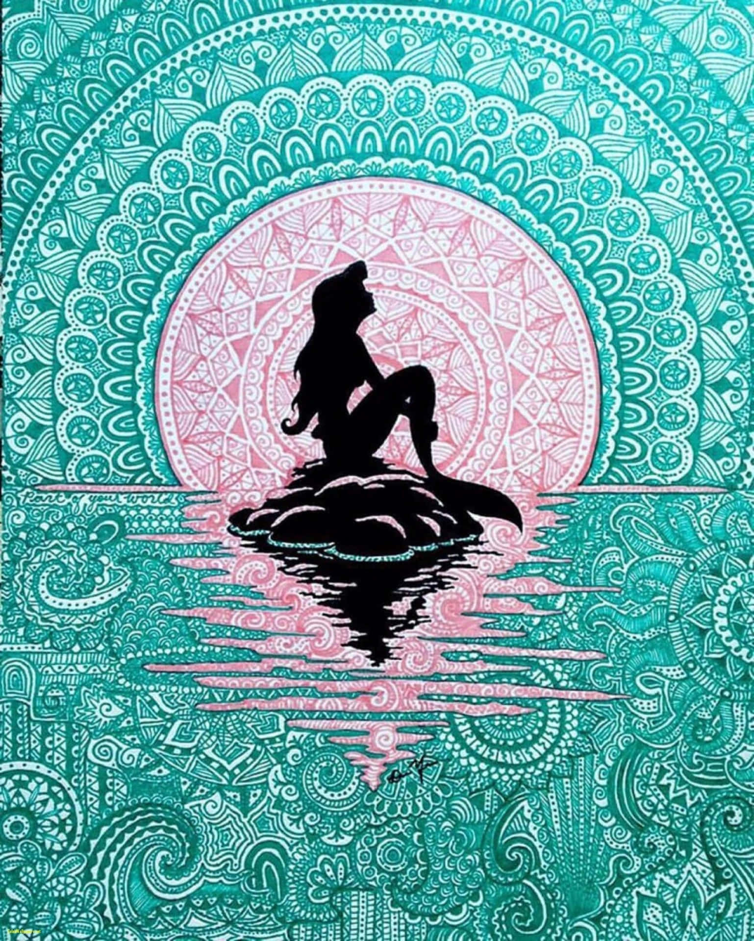 美人魚剪影坐在岩石上，周圍是色彩繽紛的曼陀羅圖案和倒影。
