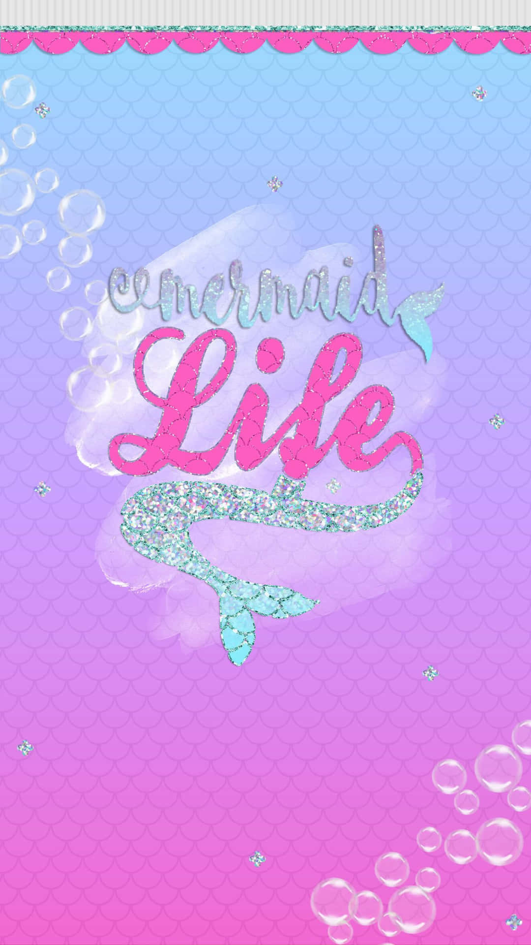 美人魚尾巴形狀的文字，寫著「Mermaid Life」，帶有氣泡和鱗片背景。