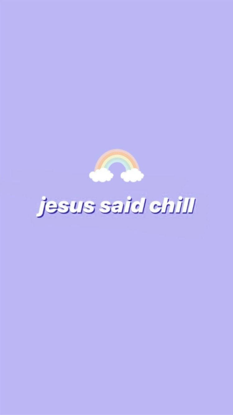 淡紫色牆紙，帶有彩虹雲朵和文字「jesus said chill」，營造平靜氛圍。