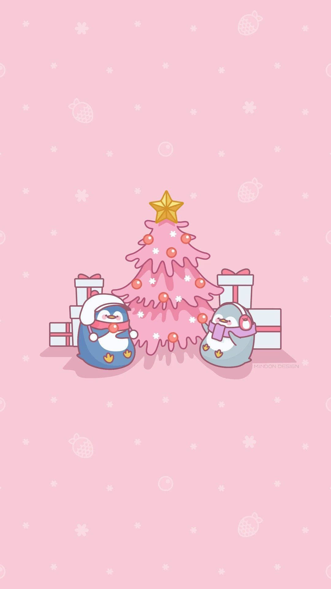 可愛聖誕企鵝 壁紙 — 兩隻戴著冬帽的可愛企鵝站在粉紅色聖誕樹旁，樹下有禮物，背景是粉紅色的雪天。