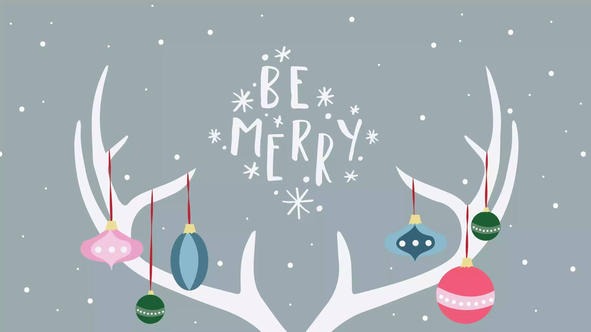 可愛聖誕掛飾球 壁紙 — 白色鹿角裝飾著色彩繽紛的飾物和「BE MERRY」字句，背景是雪白的灰色。