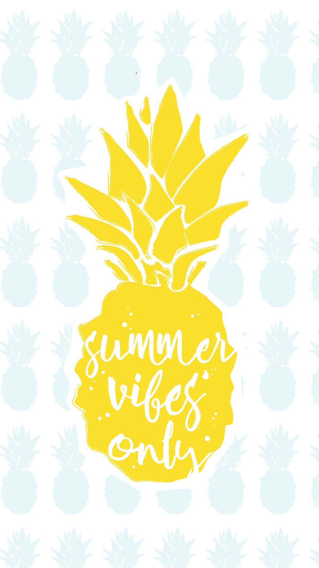 可愛菠蘿夏日 iPhone 壁紙 — 一個鮮黃色的菠蘿，上面有「summer vibes only」字樣，在淺藍色菠蘿圖案背景上格外突出。