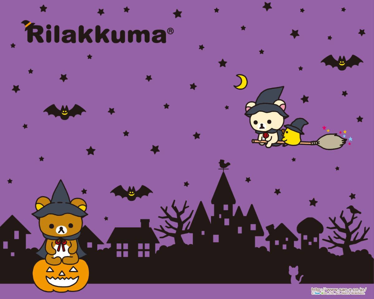 可愛萬聖節Rilakkuma女巫 壁紙 — 穿著女巫服裝的Rilakkuma角色在蝙蝠和彎月的星空紫色夜空下，在一個南瓜上飛翔和坐著。