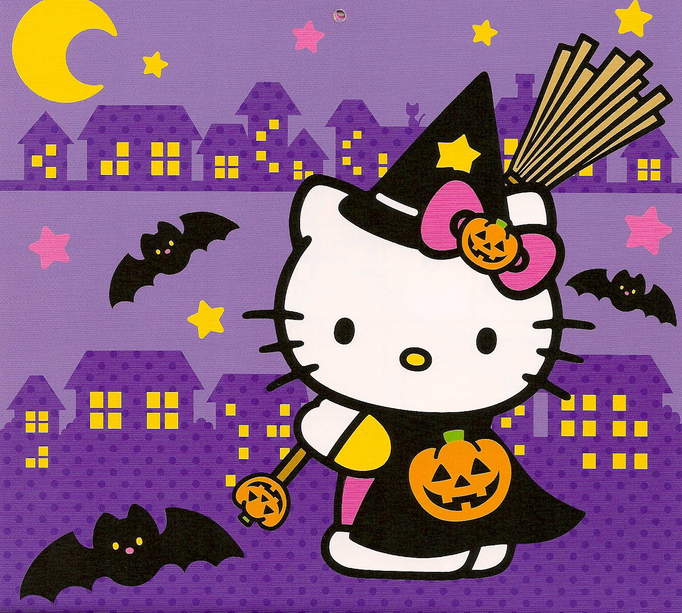 可愛萬聖節女巫 壁紙 — Hello Kitty 打扮成女巫，拿著南瓜掃帚，在彎月下飛過紫色的鬼鎮。