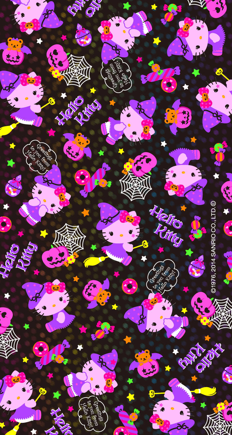 可愛萬聖節女巫Hello Kitty 壁紙 — Hello Kitty 穿著紫色女巫服裝，搭配南瓜、蜘蛛和星星，在深色圓點背景上。