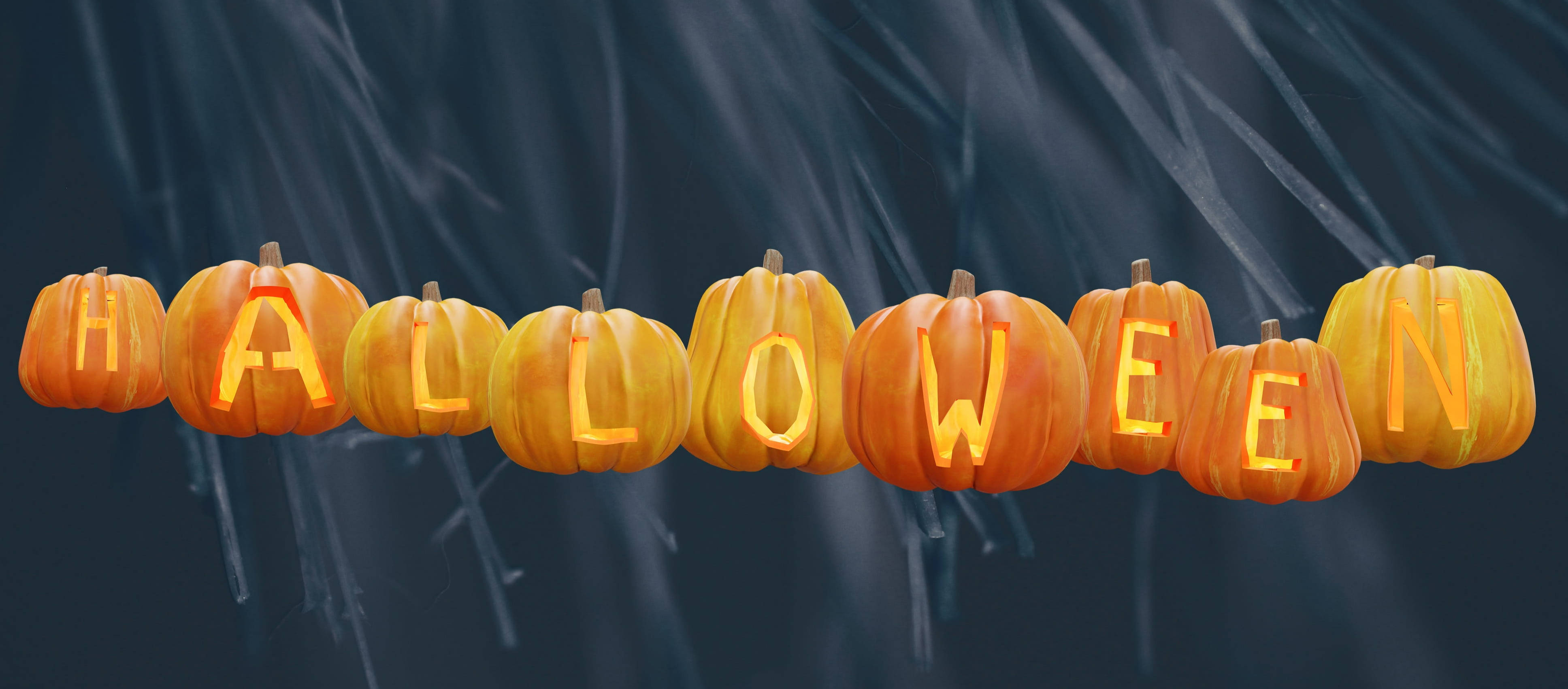 可愛萬聖節字母南瓜 壁紙 — 一排發光的橙色南瓜拼出halloween，背景陰暗詭異，掛滿蜘蛛網。
