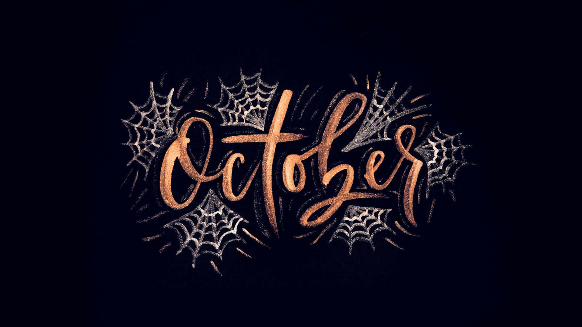 可愛萬聖節詭異十月 壁紙 — 優雅銅色字體書寫的「October」一詞，被複雜的銀色蜘蛛網環繞在深黑色背景上。