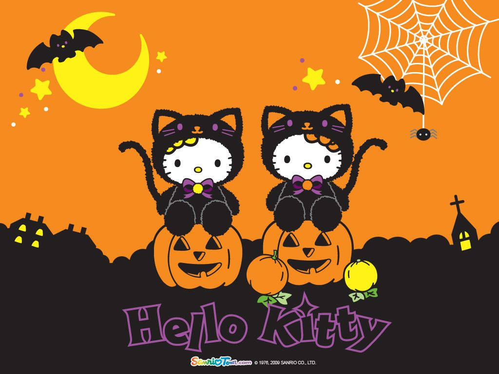 可愛萬聖節雙Hello Kitty 壁紙 — 兩個穿著黑色貓咪服裝的Hello Kitty角色坐在微笑的南瓜燈上，黃色新月下有蝙蝠和蜘蛛網。