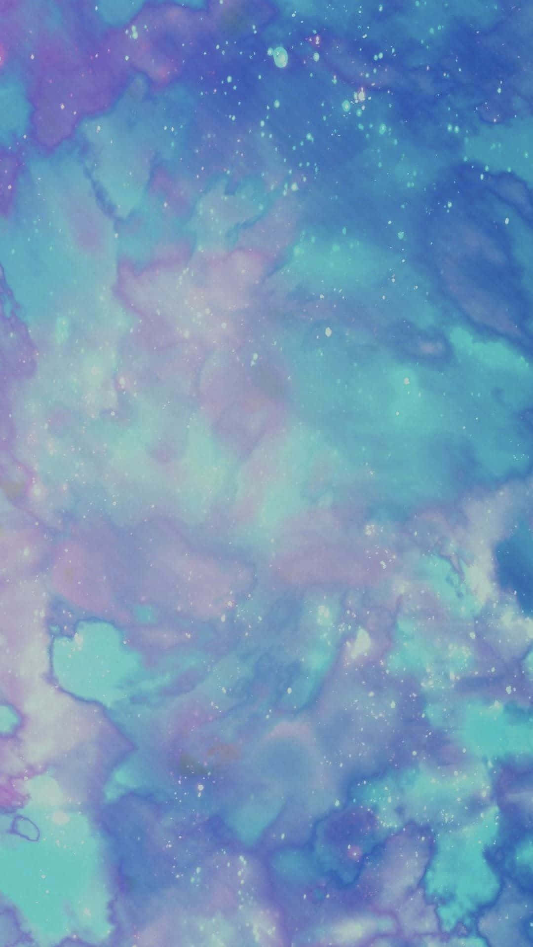 可愛藍色 Pastel 星空 壁紙 — 夢幻的宇宙星雲以柔和的藍色、紫色和青色旋轉，點綴著閃爍的星星。