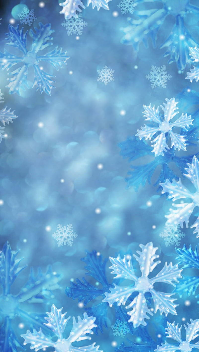 可愛藍色雪花 iPhone 設計 壁紙 — 閃爍的藍色雪花框出一個柔和的散景背景，帶有閃閃發光的光粒子。