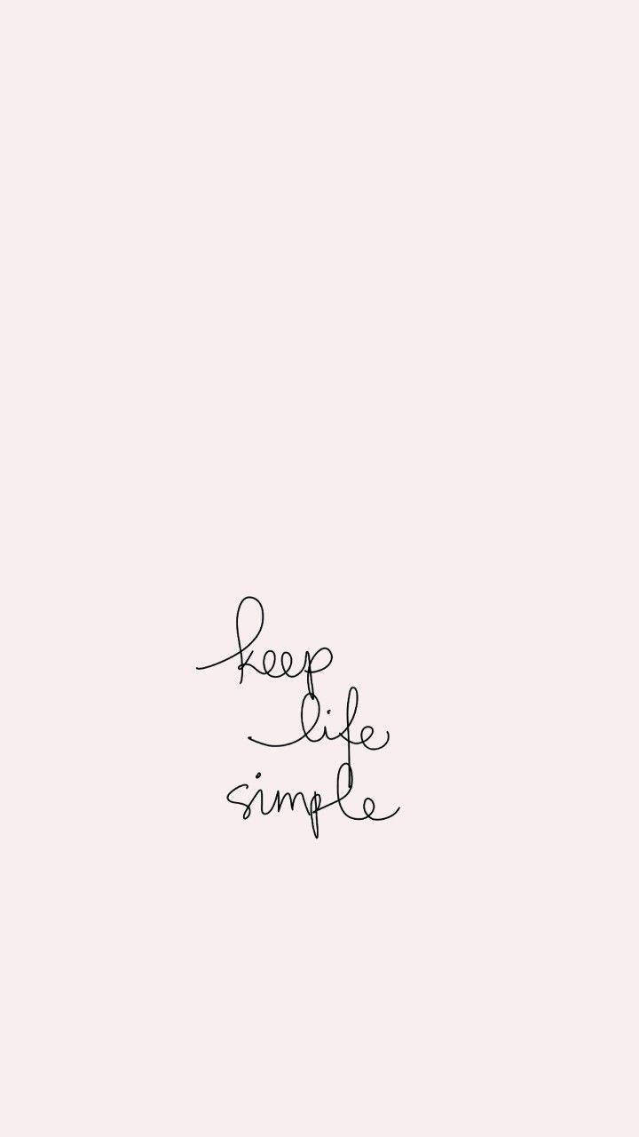 手寫短語 keep life simple 在柔和胭脂背景上。