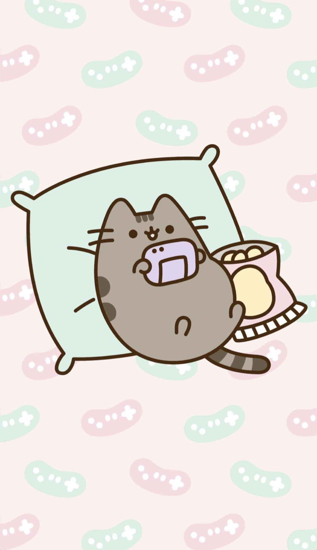 Pusheen 貓咪在枕頭上拿著手機和零食袋，背景是粉彩豆子圖案。