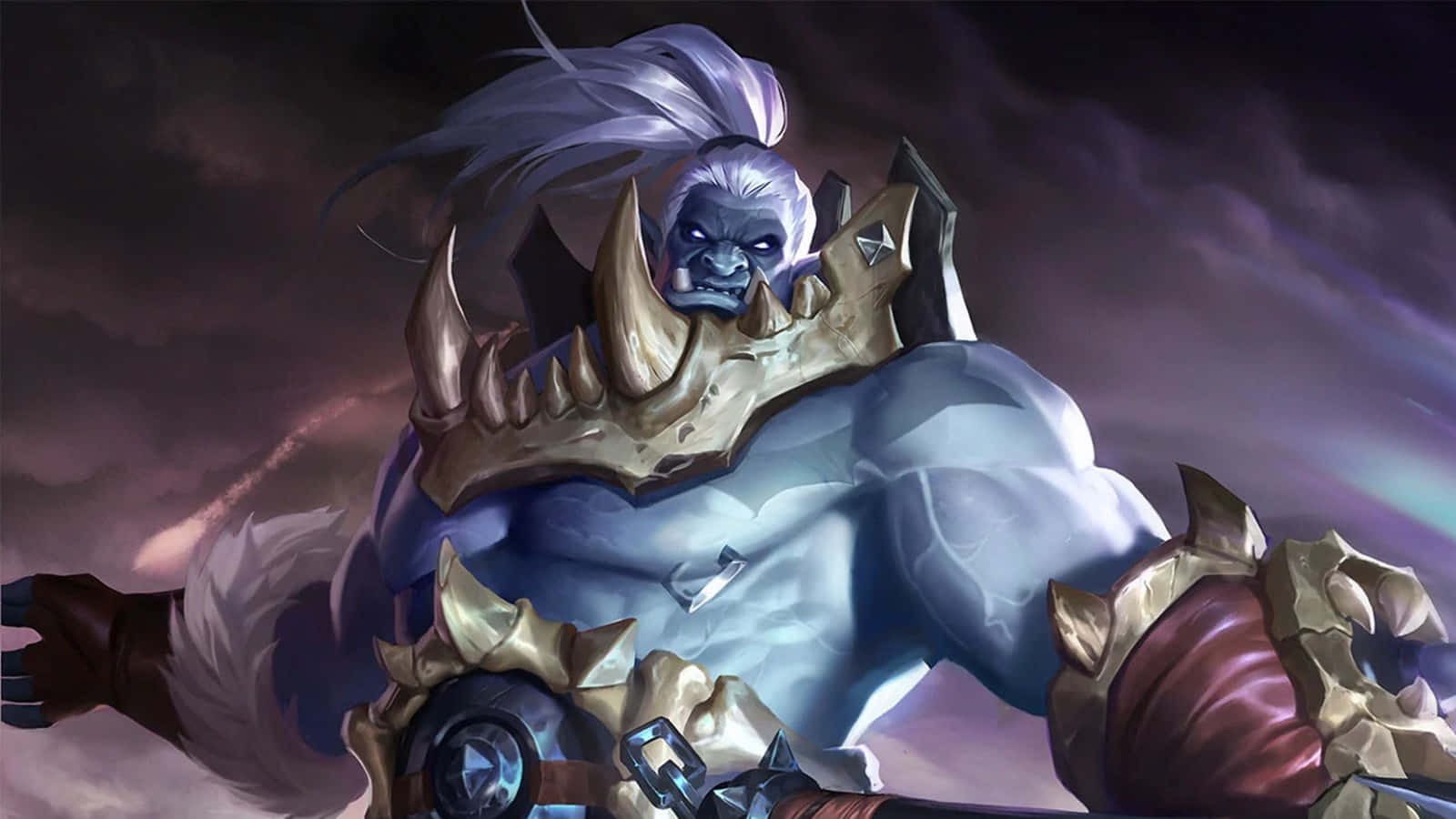 可愛近照《Mobile Legends》力量之源巴爾蒙德 壁紙 — 一個肌肉發達的藍皮膚獸人戰士，白髮金甲，傲然屹立在暴風雨般的紫色天空下。