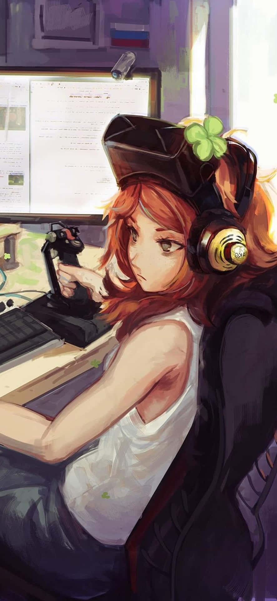 紅髮戴耳機的動漫女孩在配有顯示器和搖桿的桌上激烈地玩遊戲。