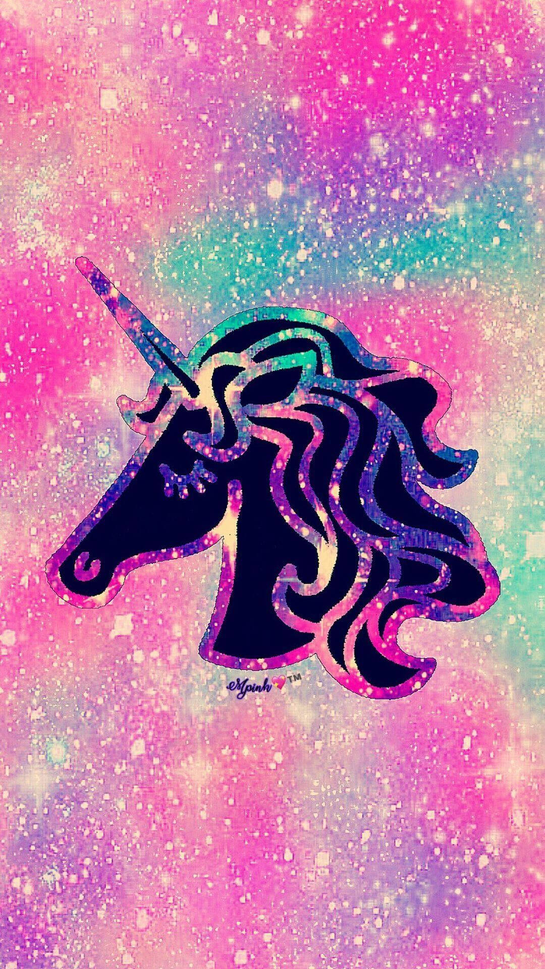 可愛銀河的壯麗視野 壁紙 — 一個閃閃發光的獨角獸頭部剪影，帶有彩虹鬃毛，漂浮在閃爍的粉紅色和藍綠色星系背景上。
