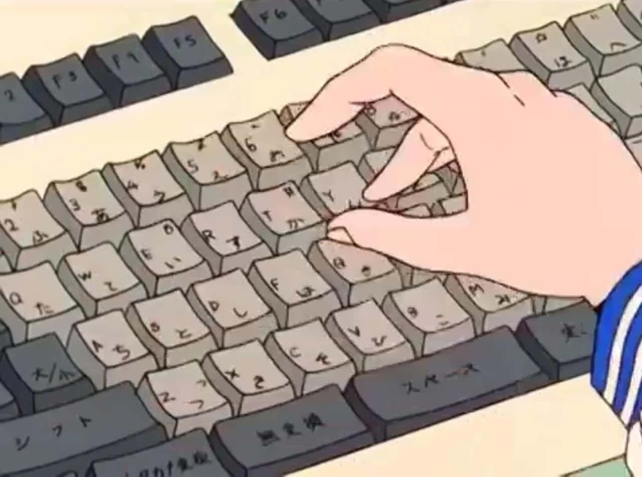 可愛鍵盤讓打字變得有趣 壁紙 — 一隻手在柔和動漫風格及溫暖燈光下按下日文鍵盤上的按鍵。