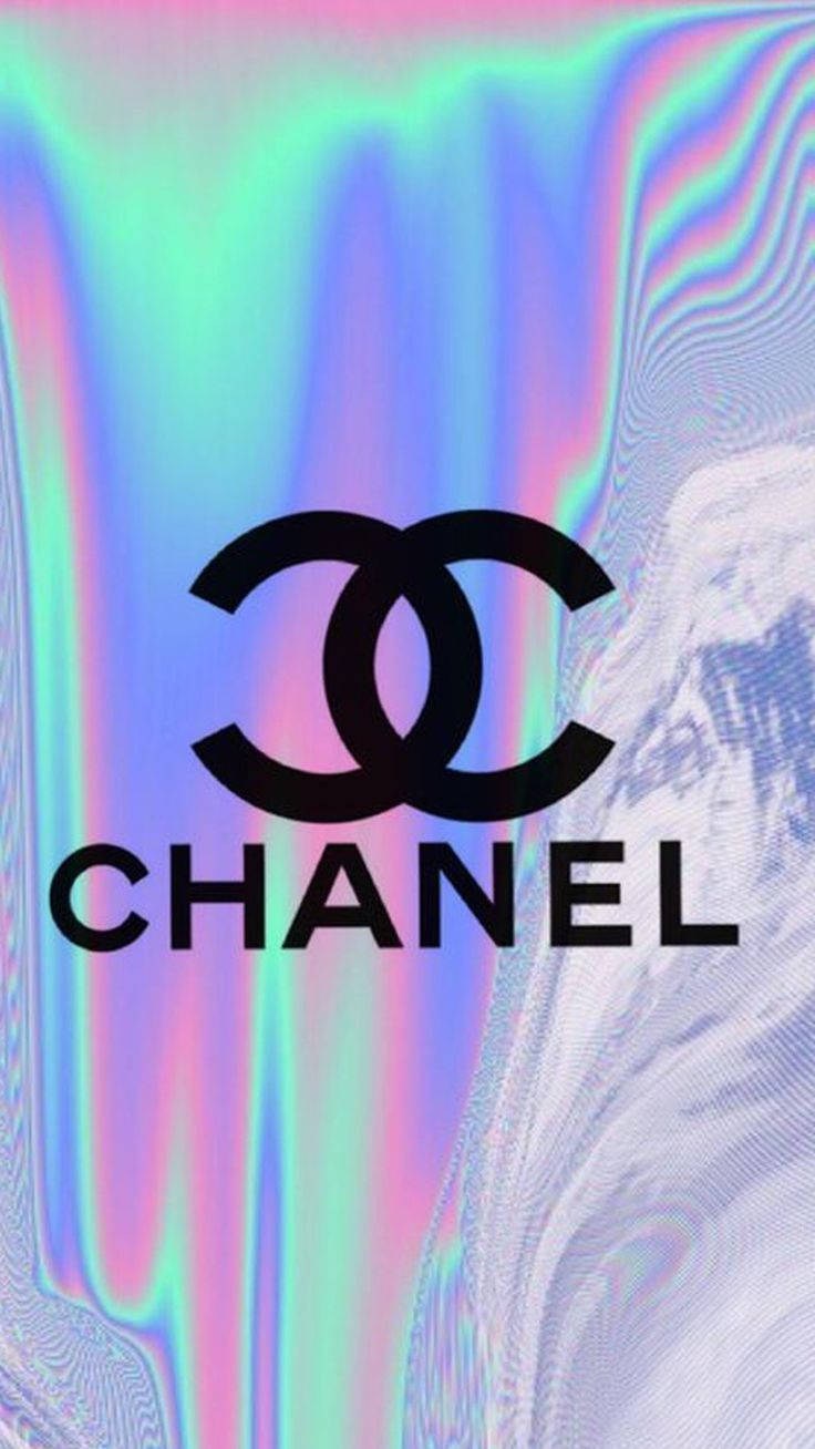可愛閃亮少女風 壁紙 — 大膽的黑色 Chanel 標誌居中於充滿活力的彩虹色背景上，帶有流動的全息波浪和抽象紋理。