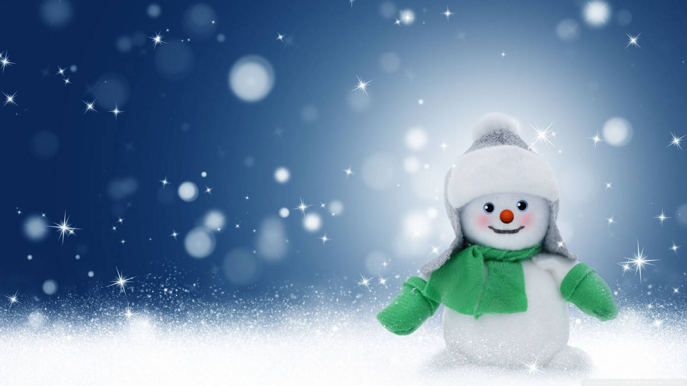一個戴著帽子和圍巾的微笑雪人，在飄雪和星光下。