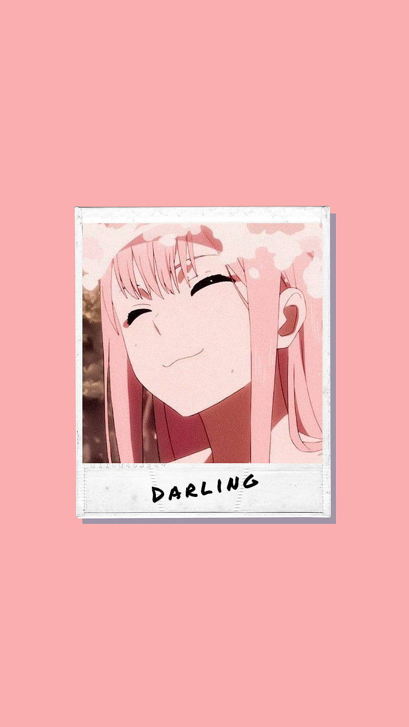 粉紅色頭髮的動漫女孩在寶麗來照片中微笑，標示為darling。
