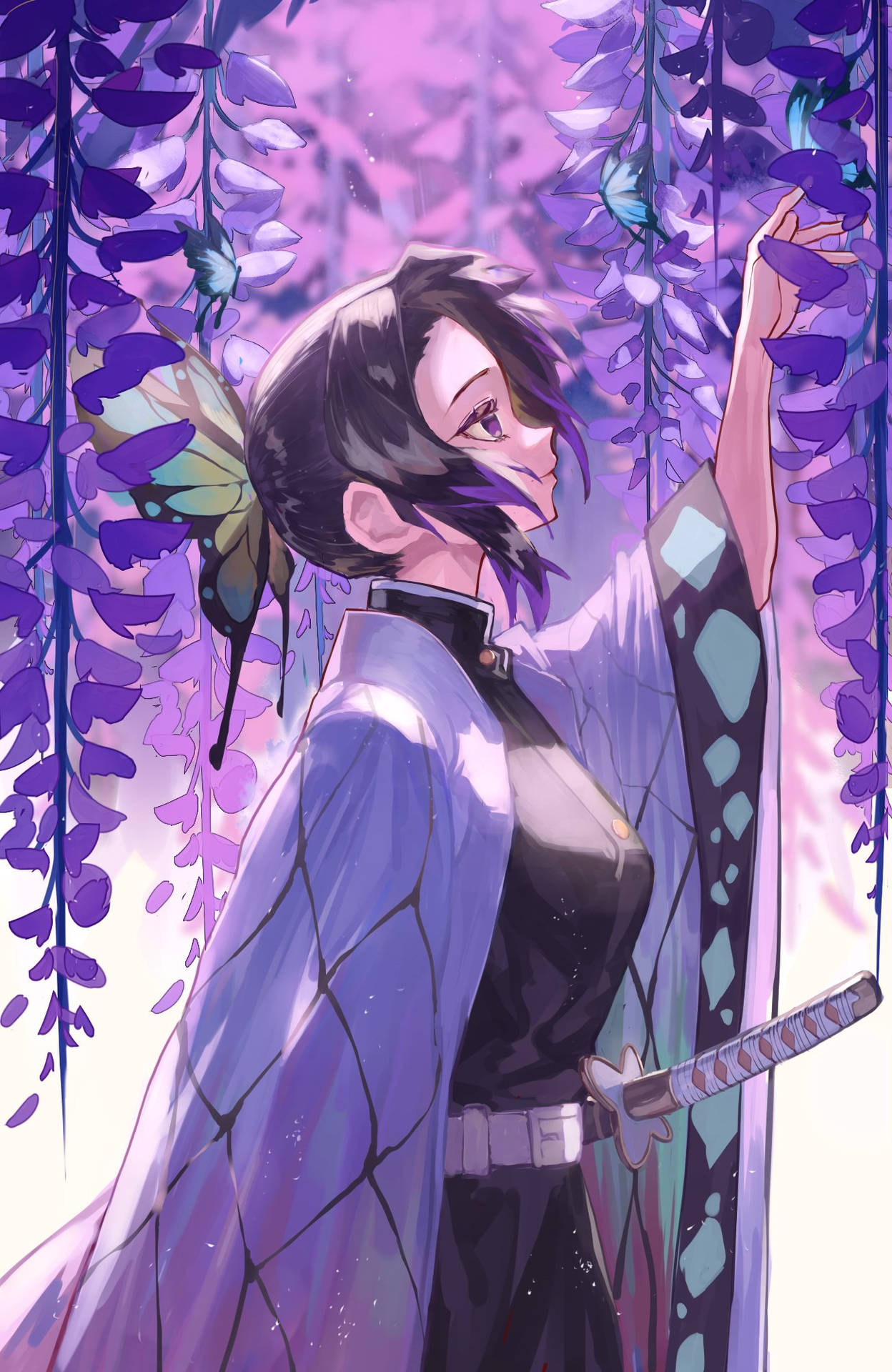 身穿紫色和服的動漫角色站在紫藤花藤下，蝴蝶飛舞。