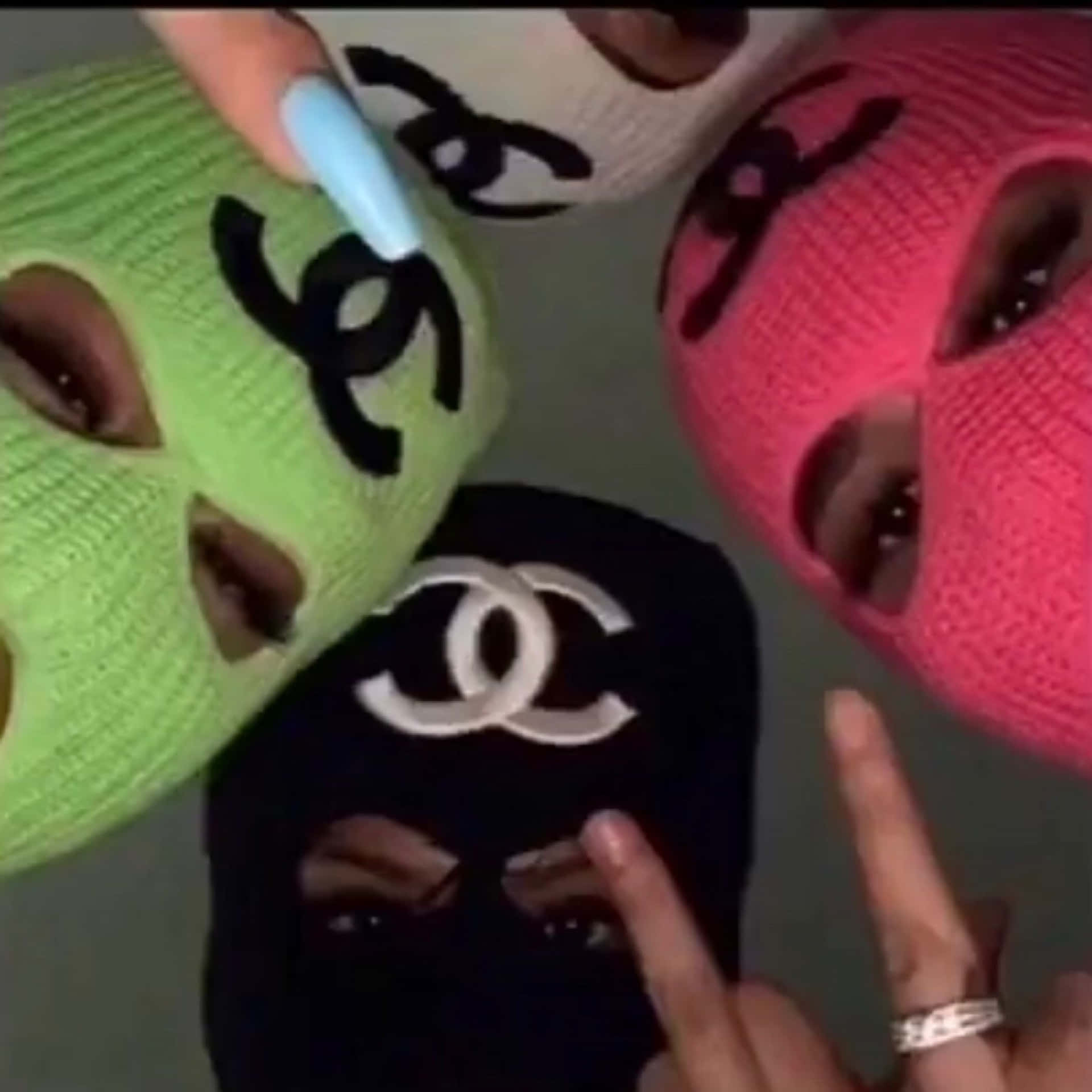 四個人戴著色彩繽紛的Chanel口罩互相指著對方。 — Baddie 美學 壁紙