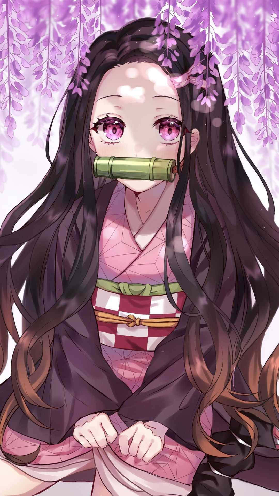 可愛鬼滅之刃 神樂 壁紙 — 一位年輕的動漫女孩，長長的黑髮和粉紅色的眼睛，穿著粉紅色的和服，外面罩著深色外袍，下巴下夾著竹製口塞，周圍環繞著垂掛的紫色紫藤花。
