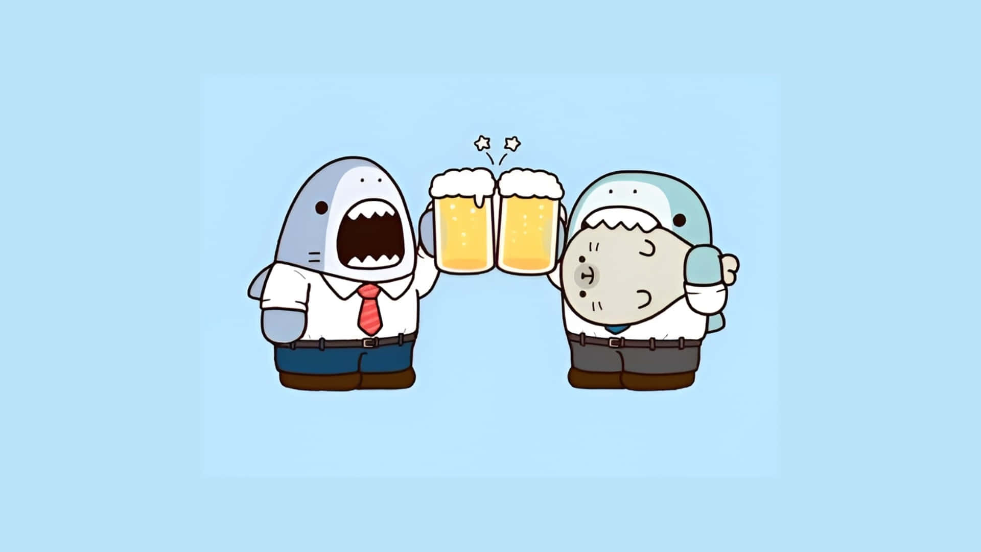 可愛鯊魚與河豚乾杯 壁紙 — 兩隻穿著西裝的卡通鯊魚在柔和的藍色背景前愉快地碰杯，啤酒杯頂部有泡沫。