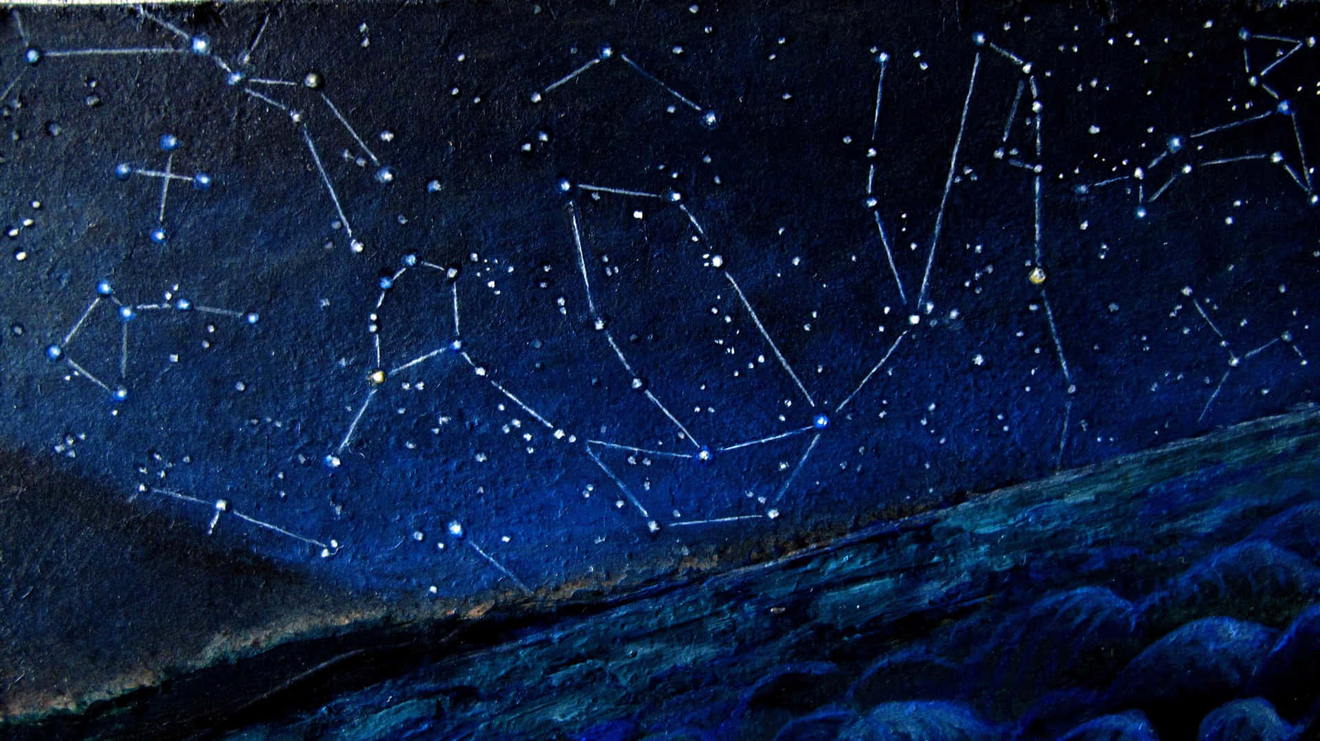 山脊上方，帶有星星和星座的深藍色夜空。