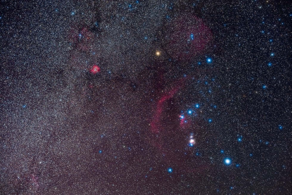 銀河系在深空中擁有色彩繽紛的星雲和明亮的恆星。