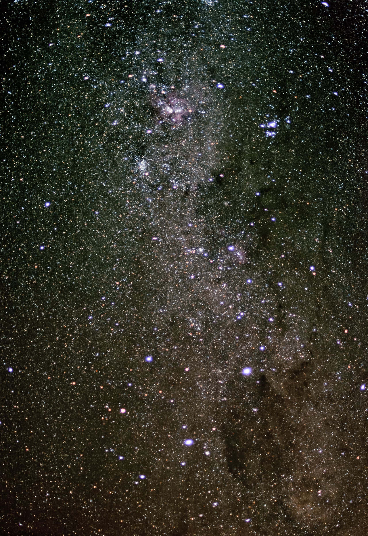 夜空中密集星團和宇宙塵埃雲的銀河系
