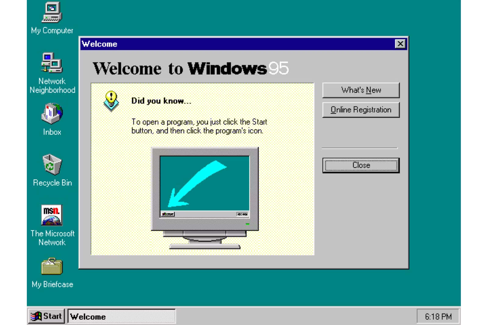 「可靠且易用的平台：Windows 95」 壁紙 — 一個復古的Windows 95歡迎畫面，帶有青綠色桌面、經典圖標和顯示藍色箭頭的顯示器圖形。