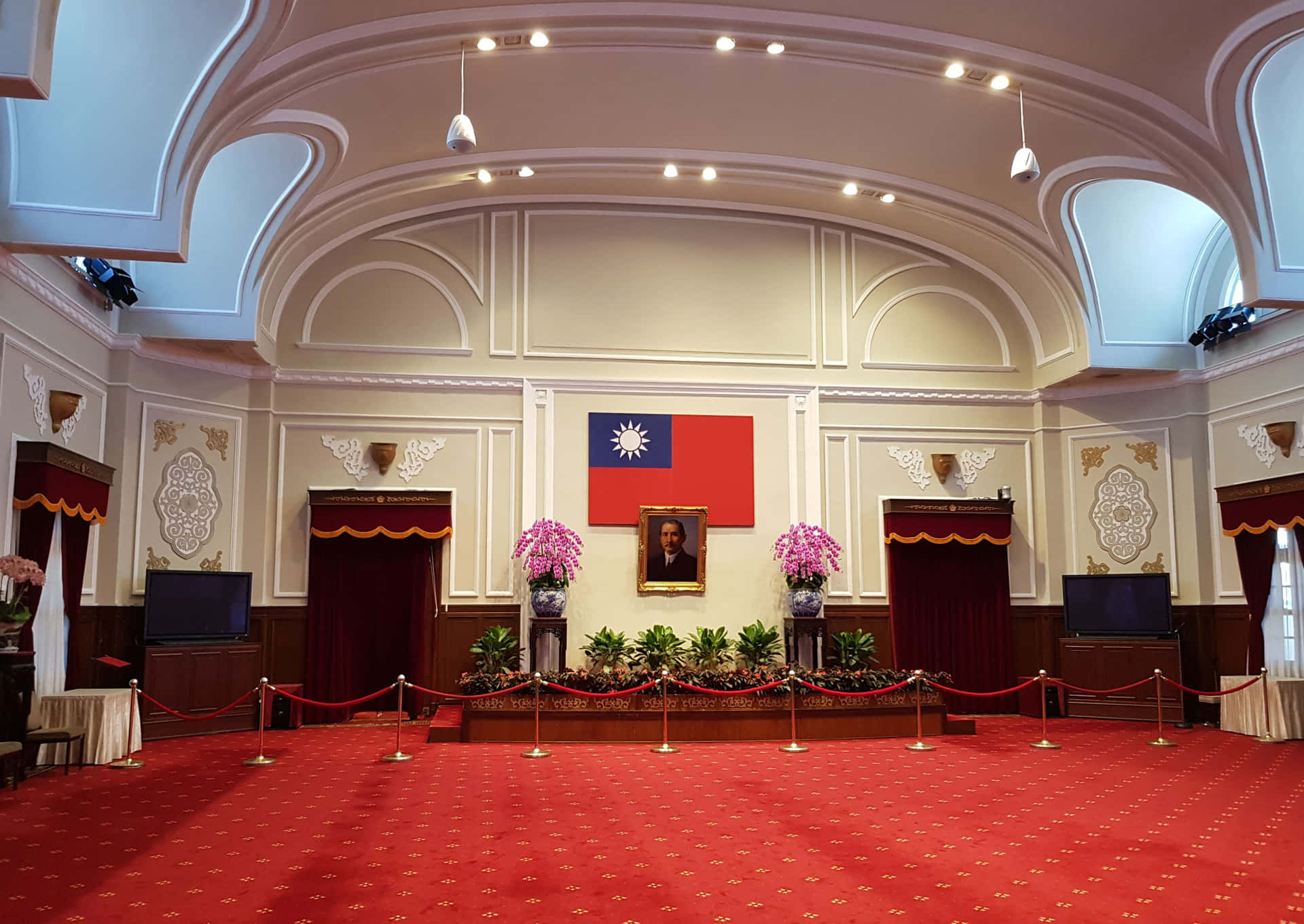 正式的政府大廳，紅地毯和台灣國旗顯眼展示。