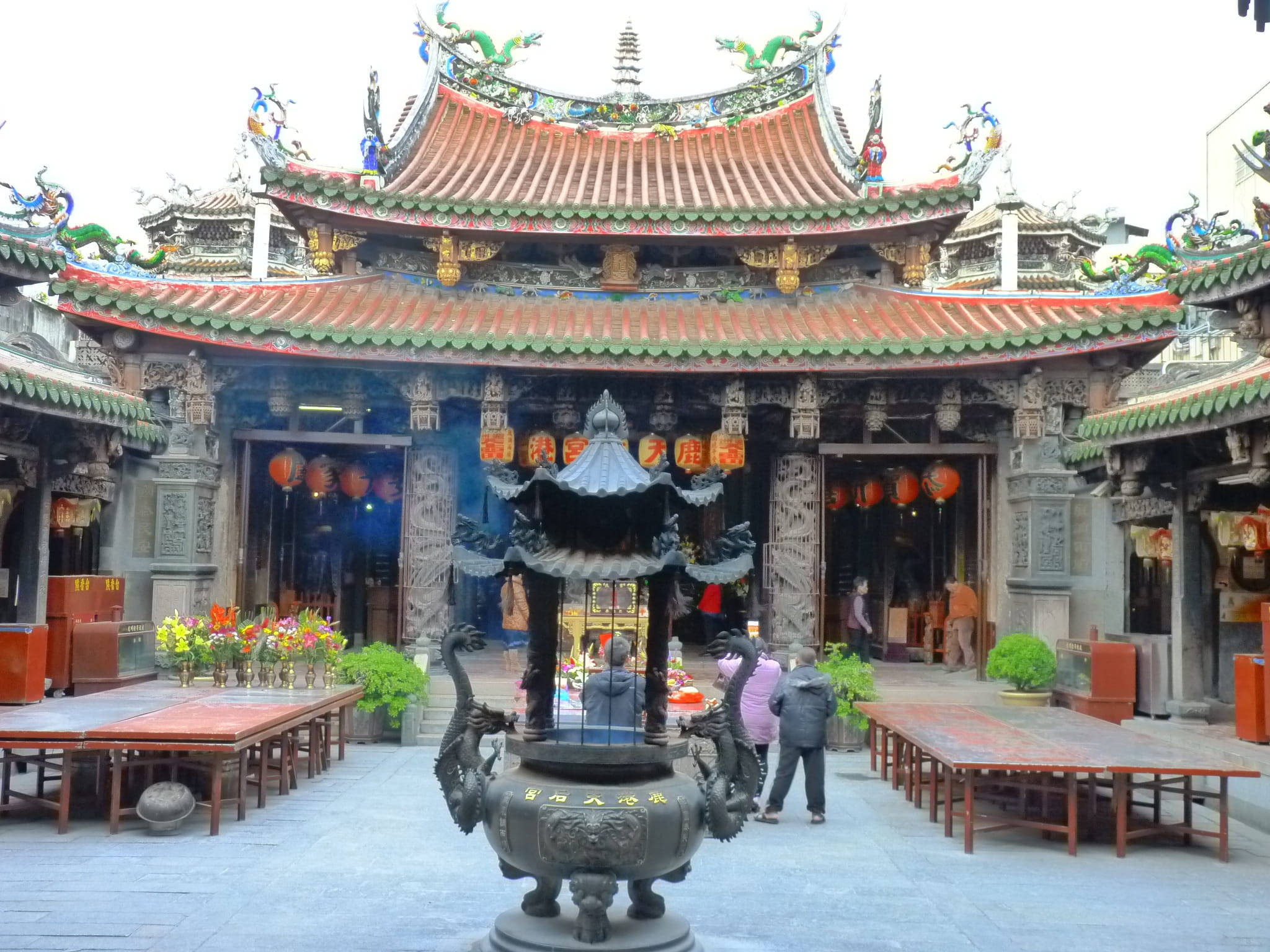 台灣鹿港媽祖廟：歷史地標 壁紙 — 一個宏偉的傳統中式寺廟庭院，擁有華麗的瓦頂、龍雕塑、紅燈籠和中央一個大香爐。