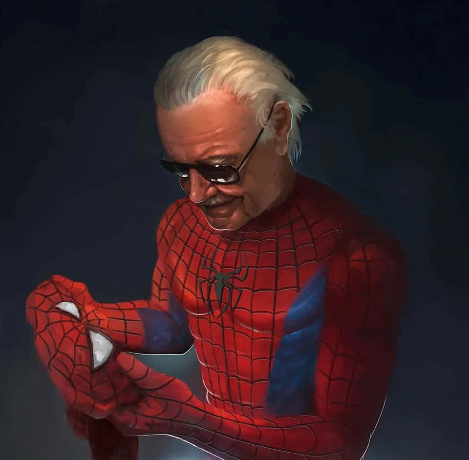 Stan Lee Tribute 桌布 壁紙 — 史丹·李穿著蜘蛛俠服裝，戴著眼鏡調整面具，背景為深色。