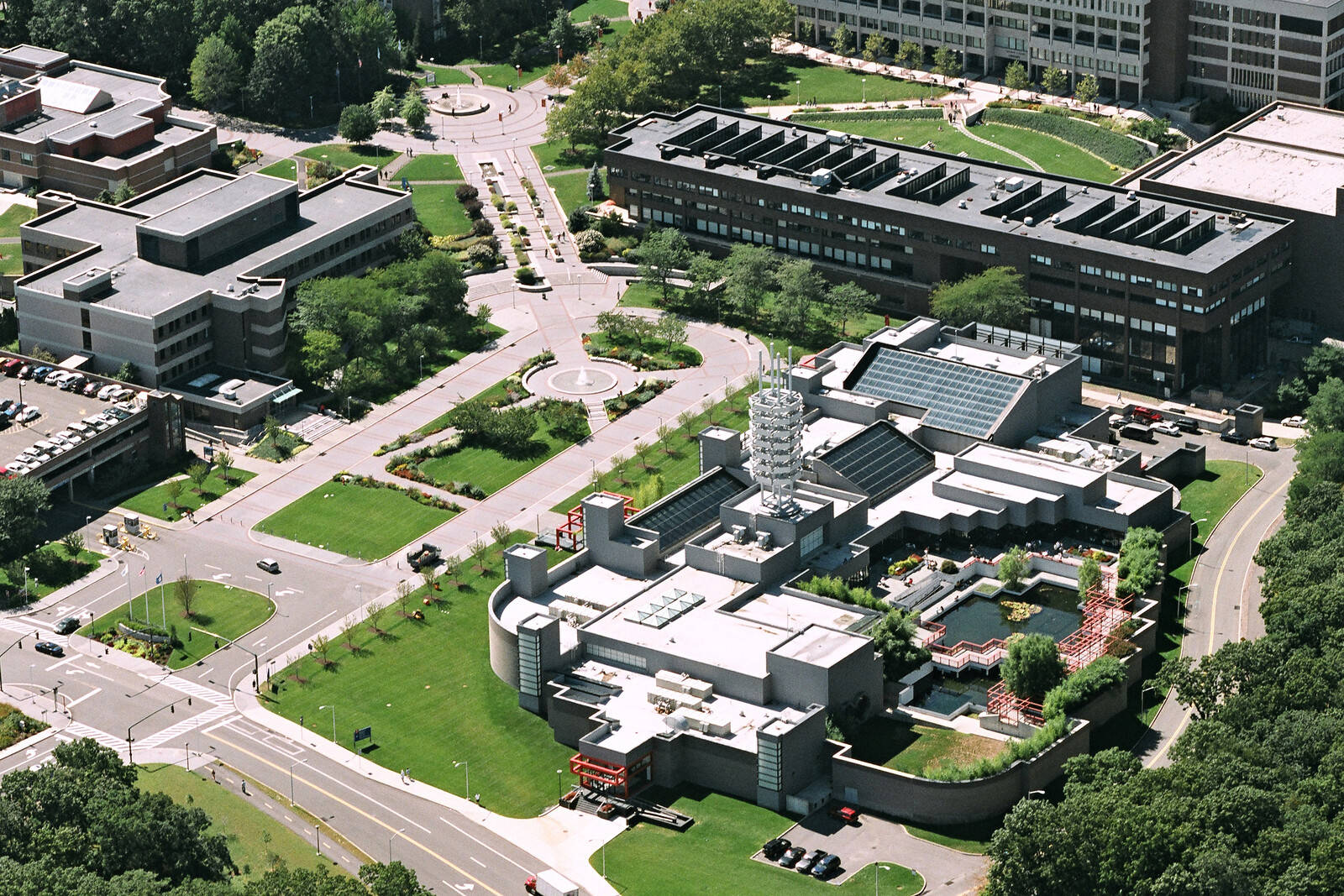 現代大學校園的鳥瞰圖，有建築物、綠地和道路。