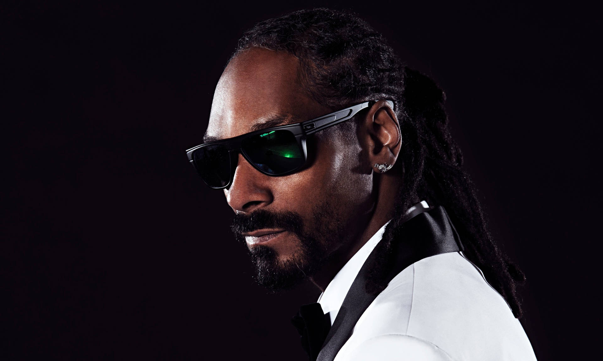 Snoop Dogg 戴著太陽眼鏡和燕尾服的攝影棚肖像。