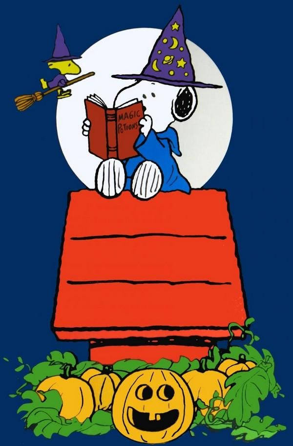 史努比打扮成巫師，在滿月下的南瓜附近閱讀魔法書。