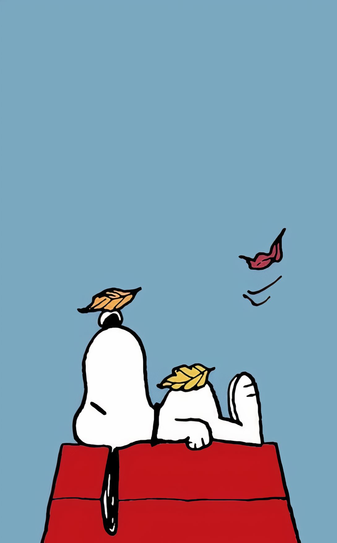 Snoopy Fall 桌布 壁紙 — 史努比和胡士托在紅色狗屋上放鬆，秋葉輕輕地落在他們的頭上，背景是平靜的藍天。