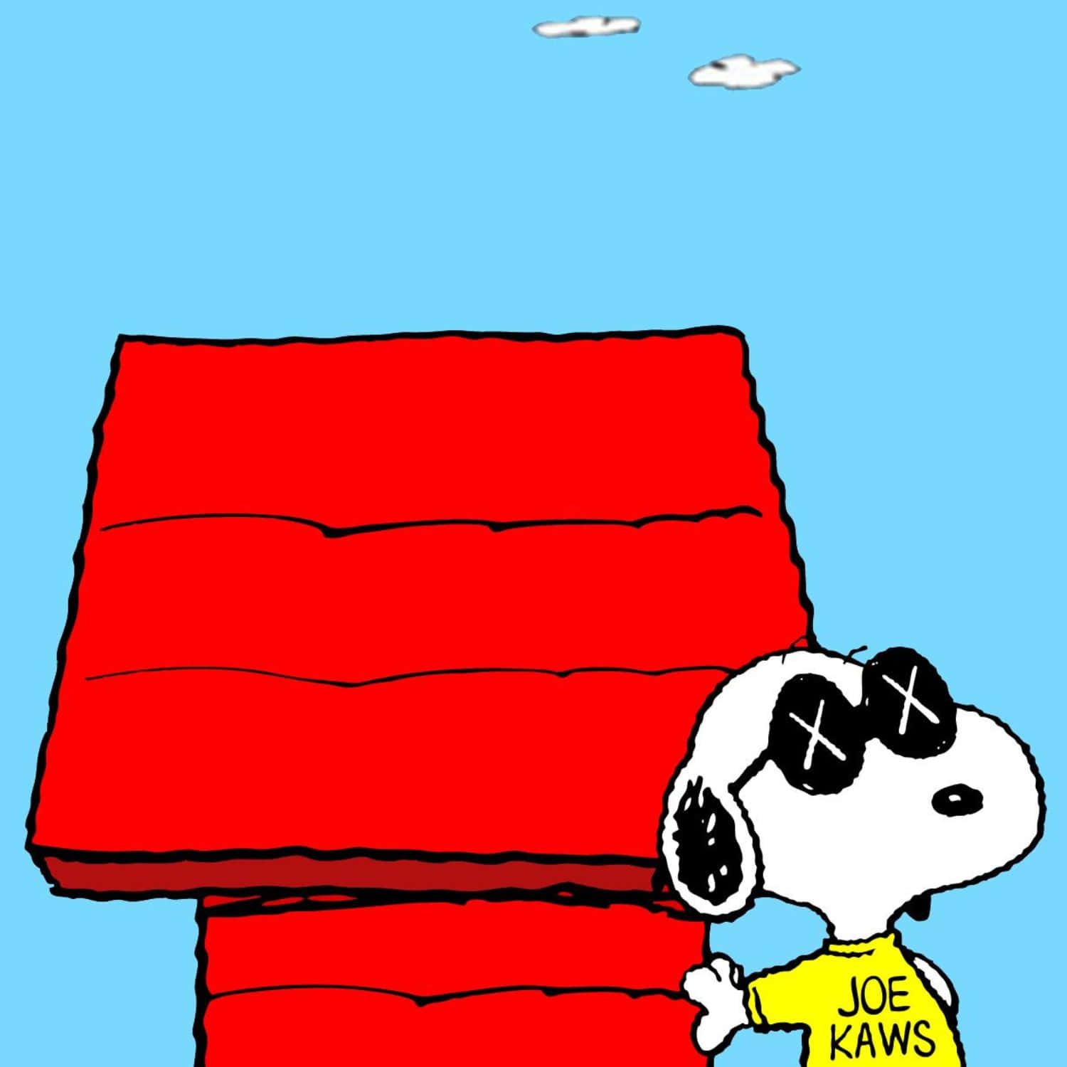 Kaws Snoopy 桌布 壁紙 — 史努比戴着X光太陽眼鏡和黃色Joe Kaws T恤，站在其標誌性紅色狗屋旁，背景是晴朗藍天和兩朵雲。